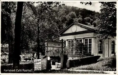 Ak Karlovy Vary Karlsbad Stadt, Café Posthof, Gemälde Ausstellung, Gebäude mit Uhr, Bäume, alt...