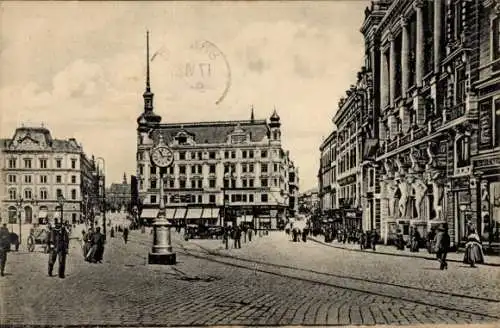 Ak Brno Brünn Südmähren, Stadtplatz mit Uhrenturm, historische Gebäude, Menschen auf der Straße