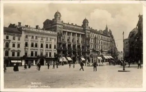 Ak Brno Brünn Südmähren, Náměstí Svobody, historische Gebäude, Straßenansicht, Personen im Bild