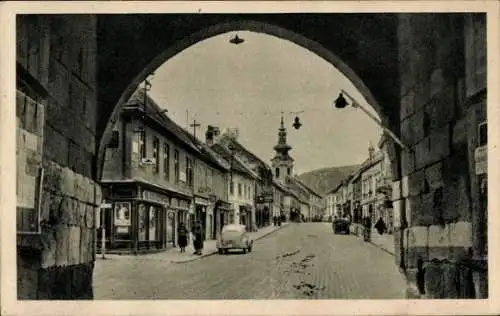 Ak Hainburg an der Donau Niederösterreich, Blick durch einen Torbogen, Häuser, Glockenturm, St...