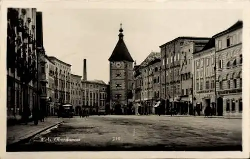 Ak Wels in Oberösterreich, Stadtansicht, Uhrturm, historische Gebäude, Straßenansicht