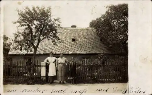 Foto Pleißa Limbach Oberfrohna Sachsen, Frauen am Zaun des Hauses