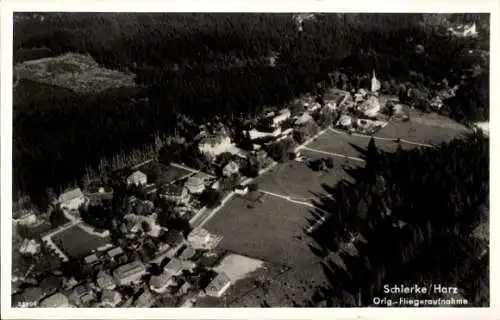 Ak Schierke Wernigerode am Harz, Fliegeraufnahme des Ortes, Kirche, Wald