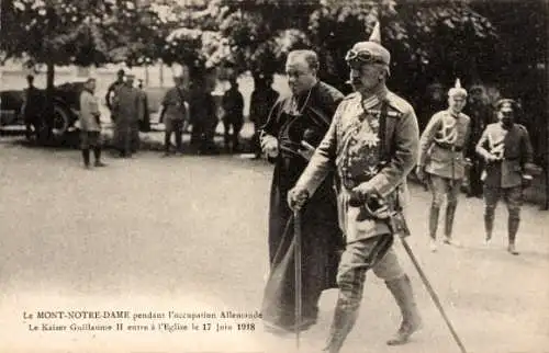 Ak Mont Notre Dame Aisne, Deutsche Okkupation 1. WK, Kaiser Wilhelm II. vor der Kirche, 17.6.1918