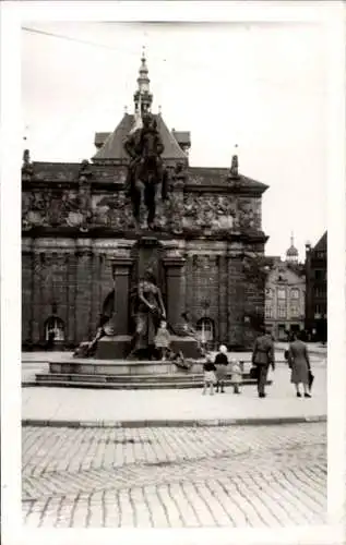 Foto Ak Gdańsk Danzig, Denkmal, Platz, Passanten