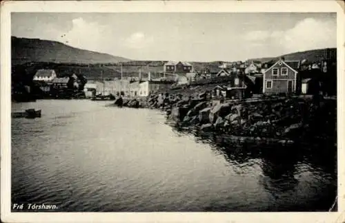 Ak Torshavn Färöer Inseln Dänemark, Blick auf den Ort vom Wasser aus