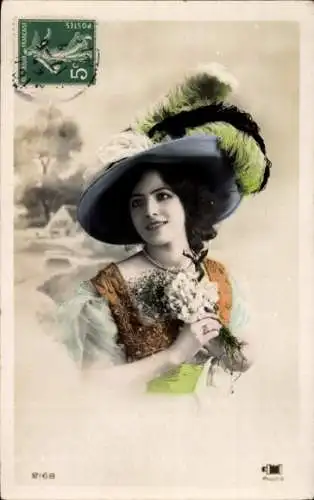 Ak junge Frau mit einem Federhut