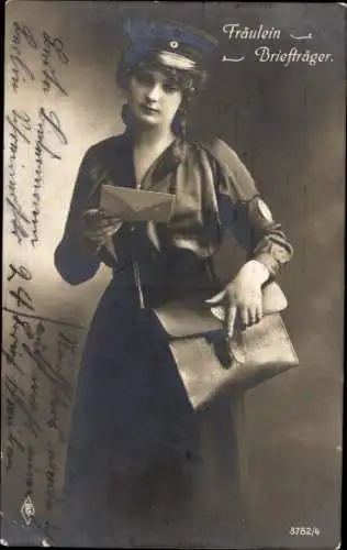 Ak Fräulein Briefträger, Frau in Uniform, Brieftasche, Brief