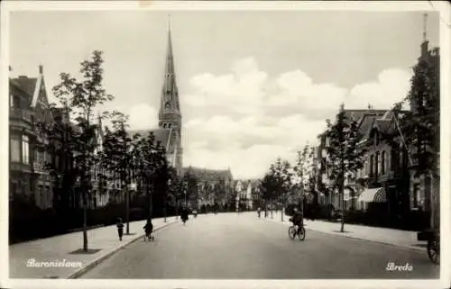 Ak Breda Nordbrabant Niederlande, Baronielaan in Breda, ein Kirchturm ist zu sehen, Personen s...