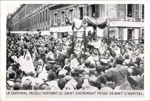 Ak Le Cardinal Pacelli portant le Saint Sacrement passe devant l'Hopital