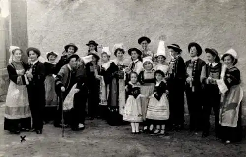 Foto Bretagne, Kinder in Volkstrachten