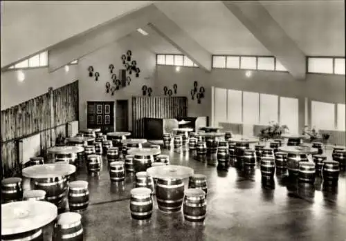 Ak Oberhof im Thüringer Wald, Großgaststätte Oberer Hof, Bierschenke Oberhofer Loch, Fässer