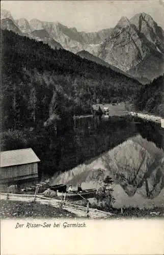 Ak Garmisch Partenkirchen in Oberbayern, Blick auf den Riessersee mit zwei Personen in einem B...