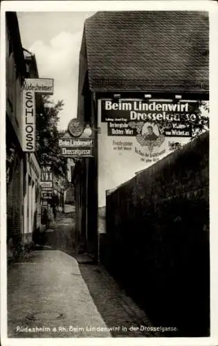 Ak Rüdesheim am Rhein, Beim Lindenwirt in der Drosselgasse, Rüdesheimer Schloss