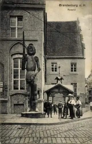 Ak Brandenburg an der Havel, Rolandstatue, davor Menschen