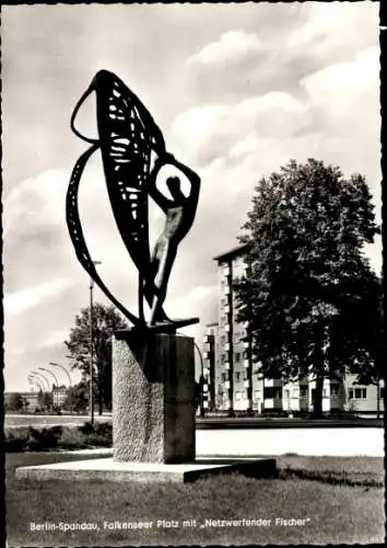 Ak Berlin Spandau, Falkenseer Platz mit Plastik Netzwerfender Fischer