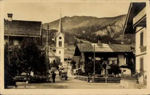 Ak Lenk Kt. Bern, Kirche, Berglandschaft, traditionelle Gebäude, Personen