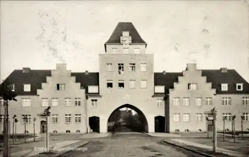 Ak Elbląg Elbing Westpreußen, Elbing Jugendherberge, großes Gebäude mit Uhr, Straßenansicht