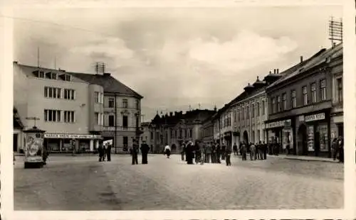 Ak Kojetín Region Olmütz, Stadtansicht, Straßenpartie, Geschäfte, Litfaßsäule