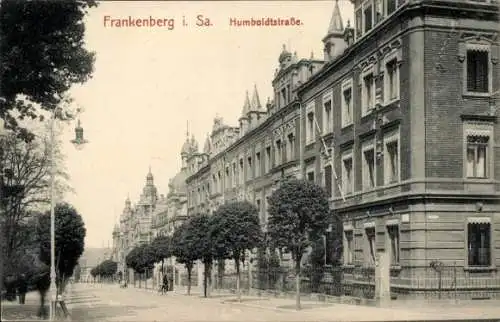 Ak Frankenberg in Sachsen, Humboldtstraße, historische Gebäude, Bäume entlang der Straße