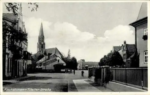 Ak Jasnoje Kaukehmen Ostpreußen, Straßenansicht, Kirche, Häuser, Fahrräder