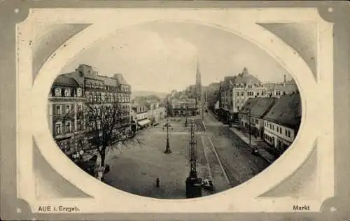 Ak Aue im Erzgebirge Sachsen, Marktansicht, Gebäude, Bäume, Straßenlaternen, historische Archi...