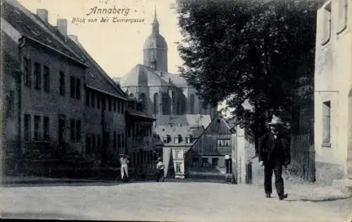 Ak Annaberg Buchholz im Erzgebirge, Blick von der Turnergasse, Markante Kirche im Hintergrund,...