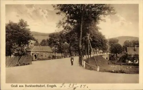 Ak Burkhardtsdorf im Erzgebirge, Geiersberg, Straße mit Personen, Häusern, Bäumen, Himmel mit ...