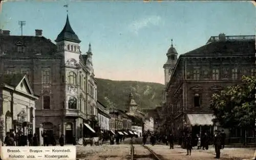 Ak Brașov Brassó Kronstadt Rumänien, Stadtansicht, Kolostor utca, Menschen, Gebäude, Berge im ...