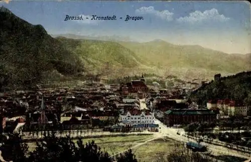 Ak Brașov Brassó Kronstadt Rumänien, Blick auf eine Stadt, Berglandschaft, historische Archite...