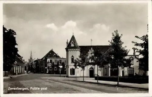 Ak Zevenbergen Nordbrabant, Vorderansicht eines Gebäudes, Straßenansicht, historische Architektur