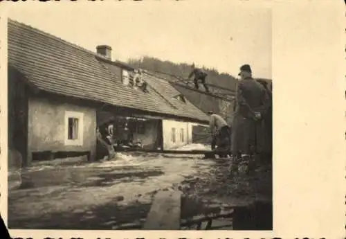 Ak Olbernhau im Erzgebirge, Feuerwehr retten Mann vom Dach, Hochwasser