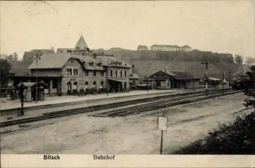 Ak Bitche Bitsch Lothringen Moselle, Bahnhof, Gebäude, Gleise, Landschaft, historischer Stil