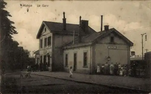 Ak Mohon Morbihan, Bahnhof  Menschenmenge vor dem Gebäude, nostalgischer Stil