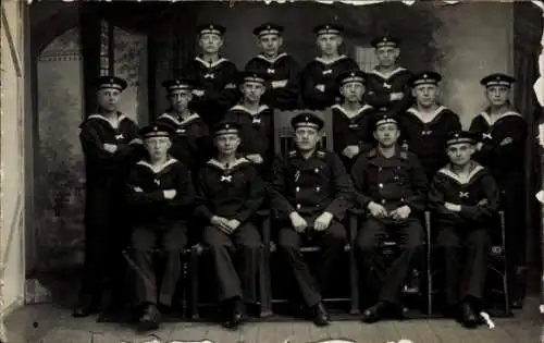 Foto Ak Deutsche Seeleute in Uniform, Kaiserliche Marine, Gruppenbild