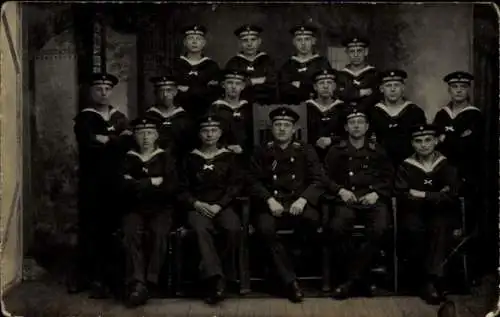 Foto Ak Deutsche Seeleute in Uniform, Mannschaft eines Torpedobootes,Kaiserliche Marine, Gruppenbild