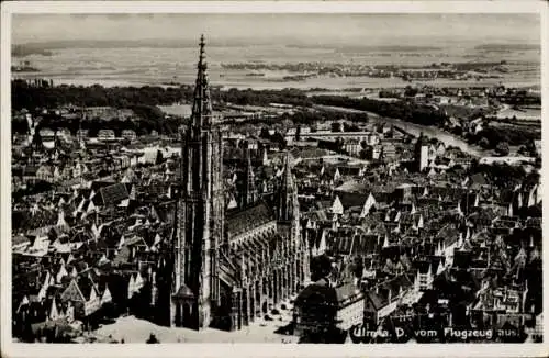 Ak Ulm an der Donau, Flugzeugaufnahme mit Blick über die Stadt und Münster