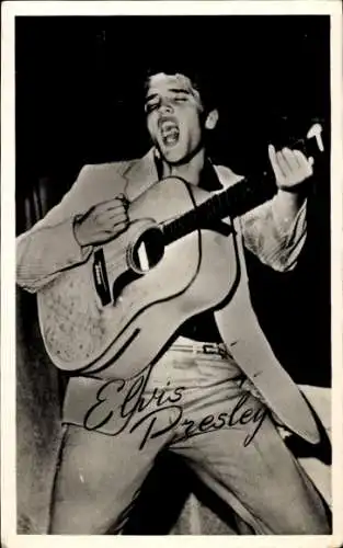 Ak Schauspieler und Sänger Elvis Presley, Portrait mit Gitarre