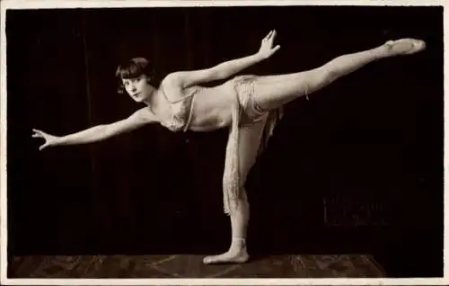 Foto Ak Ballett-Tänzerin in einer Tanzpose, auf einem Bein stehend