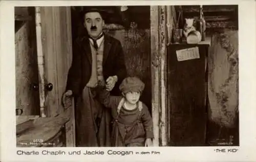 Ak Schauspieler Charlie Chaplin und Jackie Coogan, Filmszene The Kid, Ross 665/3