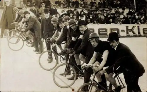 Foto Ak Radrennsport, Bahnradfahrer vor dem Start, Radrennbahn