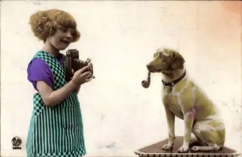 Ak Mädchen fotografiert einen Hund, Fotoapparat, Pfeife