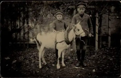 Foto Ak Kinder in Uniform, Porträt, Tier