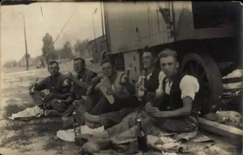 Foto Ak Arbeiter während der Pause, Bier