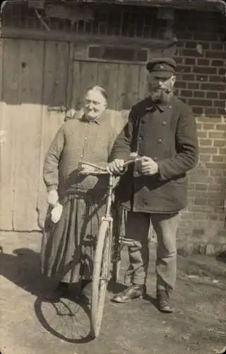 Foto Ak Norddeutschland, Fahrrad, Mann mit Pfeife