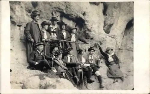 Foto Ak Gruppenportrait in Tracht an der Bergwand