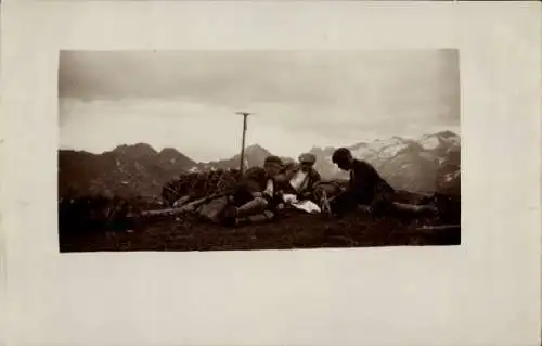 Ak Bergsteiger pausieren auf dem Berggipfel