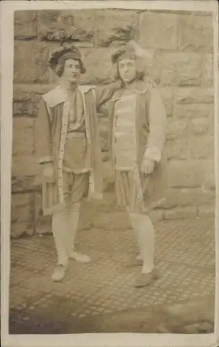 Foto Ak Zwei Männer in historischen Kostümen, Portrait, Karneval