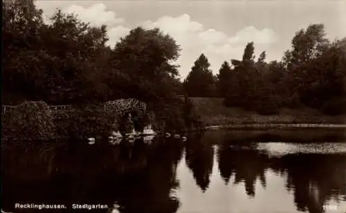 Ak Recklinghausen im Ruhrgebiet, Stadtgarten, Teich, kleine Brücke, viele Bäume