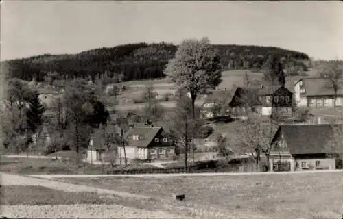 Ak Oppach in der Oberlausitz, Mehrere Gebäude, ein Baum und ein Berg sind auf dieser Postkarte...